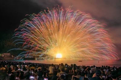 無料壁紙 2024年の鬼ヶ城大仕掛け。PCとデスクトップ壁紙に最適な4K高画質の無料壁紙。三重県熊野市の熊野大花火大会で撮影したフリー写真素材