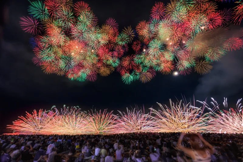 無料壁紙 2024年の海上自爆と彩色千輪菊。PCとデスクトップ壁紙に最適な4K高画質の無料壁紙。三重県熊野市の熊野大花火大会で撮影したフリー写真素材