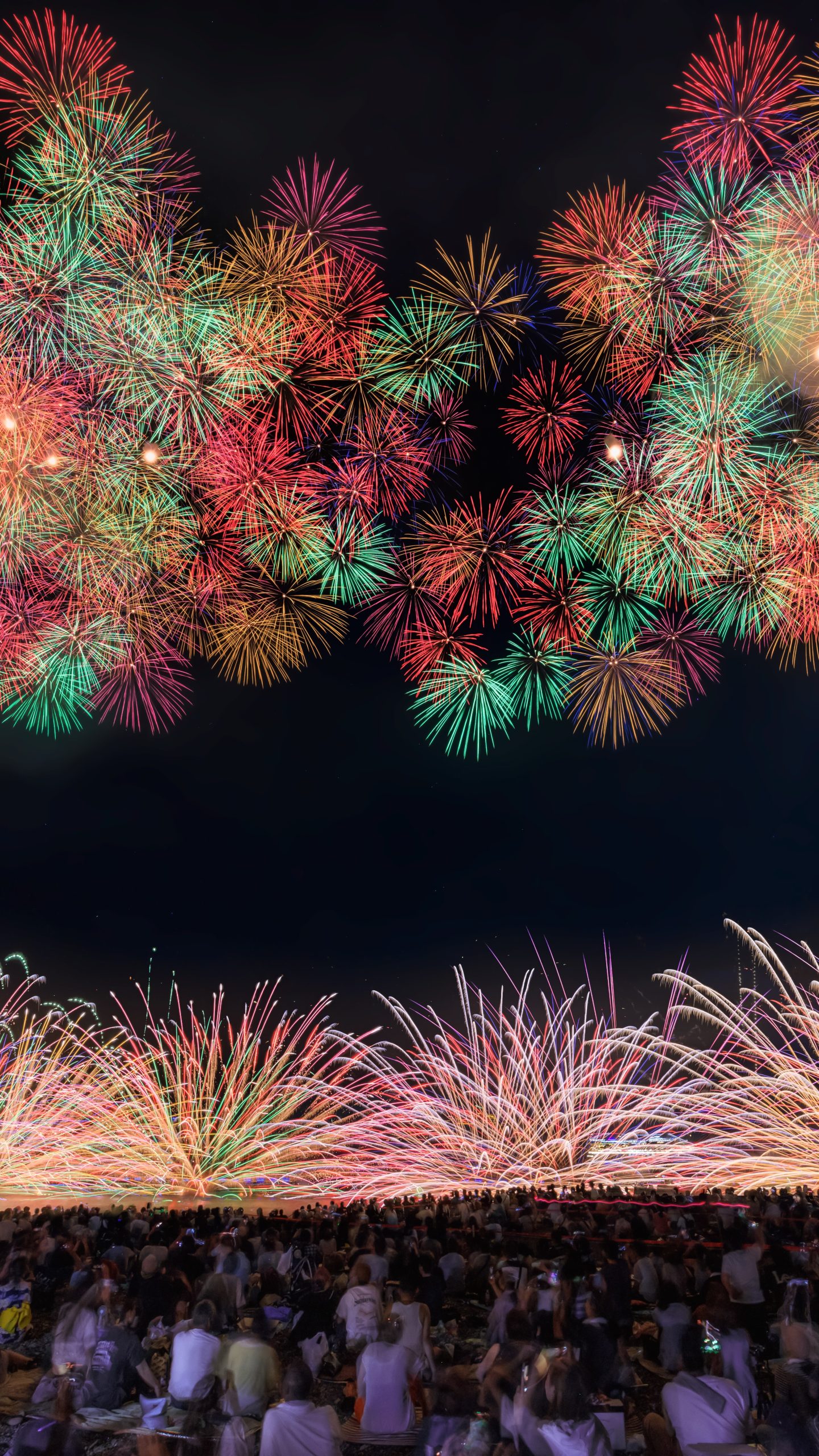 無料壁紙 2024年の海上自爆と彩色千輪菊。PCとデスクトップ壁紙に最適な4K高画質の無料壁紙。三重県熊野市の熊野大花火大会で撮影したフリー写真素材