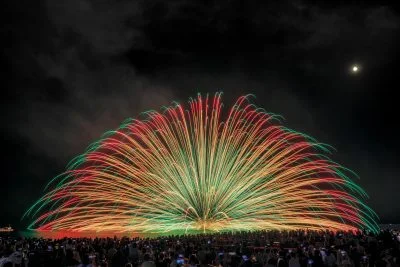 無料壁紙 2024年の三尺玉海上自爆。PCとデスクトップ壁紙に最適な4K高画質の無料壁紙。三重県熊野市の熊野大花火大会で撮影したフリー写真素材