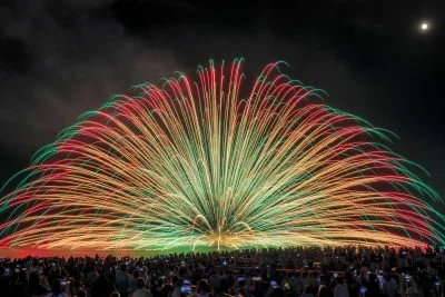 無料壁紙 2024年の三尺玉海上自爆（アップ）。PCとデスクトップ壁紙に最適な4K高画質の無料壁紙。三重県熊野市の熊野大花火大会で撮影したフリー写真素材