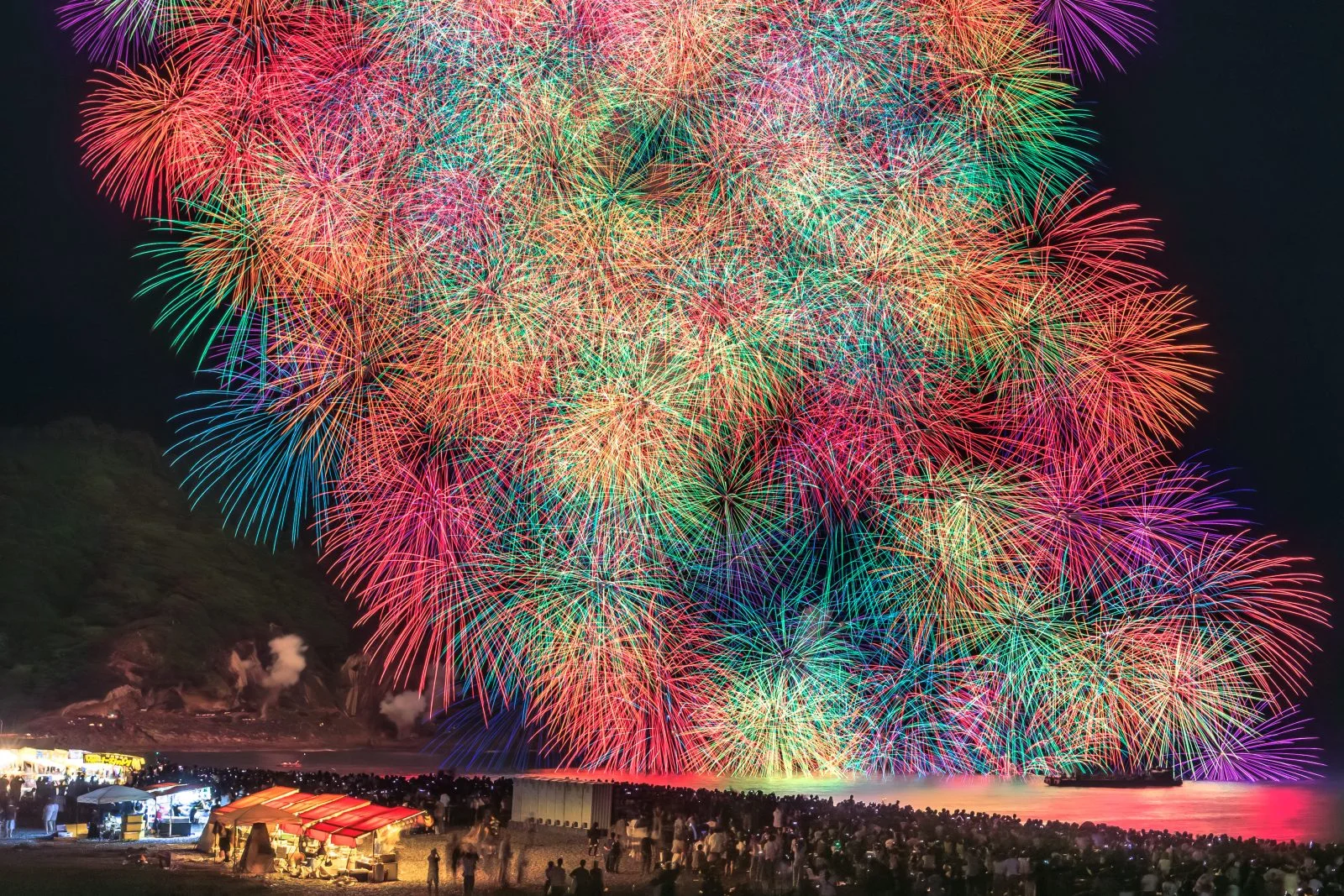 無料壁紙 2025年の彩色千輪菊。PCとデスクトップ壁紙に最適な4K高画質の無料壁紙。三重県熊野市の熊野大花火大会で撮影したフリー写真素材