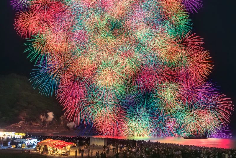 無料壁紙 2025年の彩色千輪菊。PCとデスクトップ壁紙に最適な4K高画質の無料壁紙。三重県熊野市の熊野大花火大会で撮影したフリー写真素材
