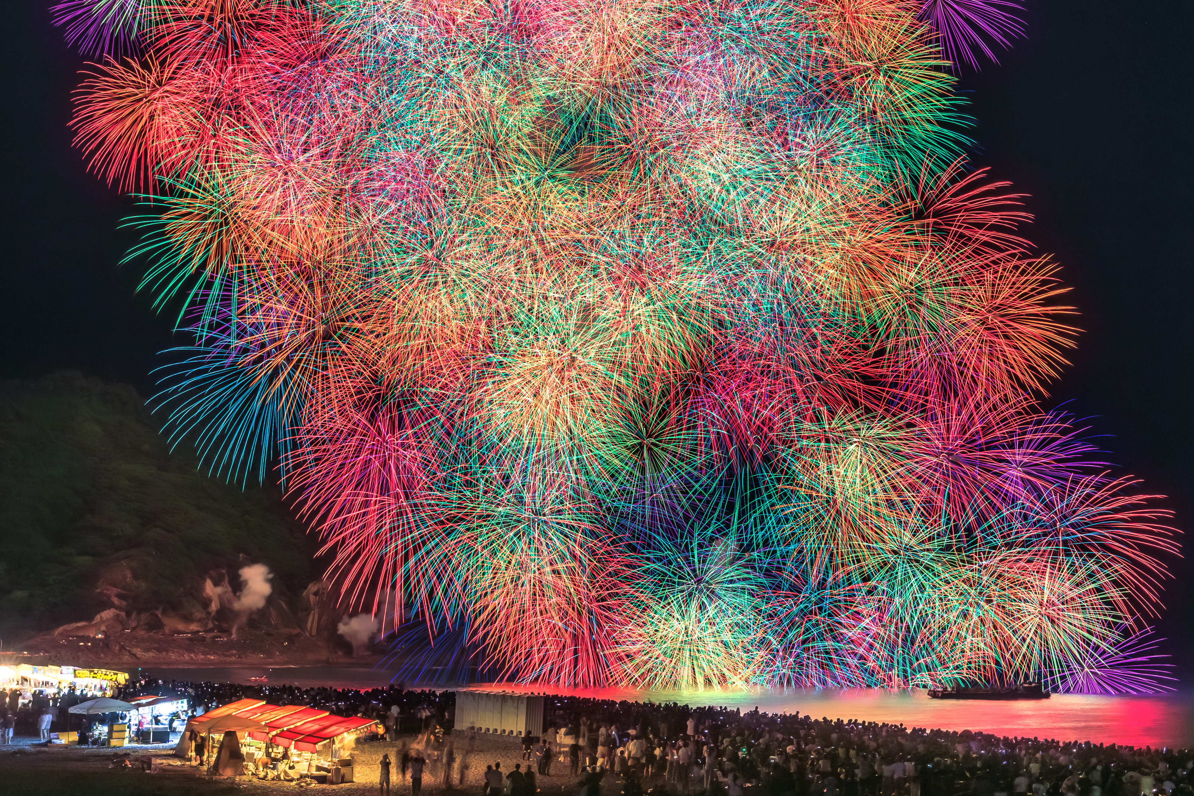 2025年の彩色千輪菊(三重県熊野市・熊野大花火大会)
