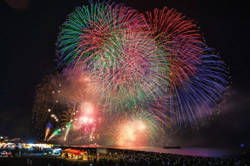 無料壁紙 2025年の鬼ヶ城大仕掛け_カラフル。PCとデスクトップ壁紙に最適な4K高画質の無料壁紙。三重県熊野市の熊野大花火大会で撮影したフリー写真素材