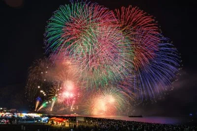 無料壁紙 2025年の鬼ヶ城大仕掛け_カラフル。PCとデスクトップ壁紙に最適な4K高画質の無料壁紙。三重県熊野市の熊野大花火大会で撮影したフリー写真素材