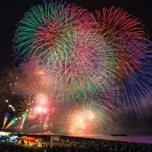 無料壁紙 2025年の鬼ヶ城大仕掛け_カラフル。PCとデスクトップ壁紙に最適な4K高画質の無料壁紙。三重県熊野市の熊野大花火大会で撮影したフリー写真素材