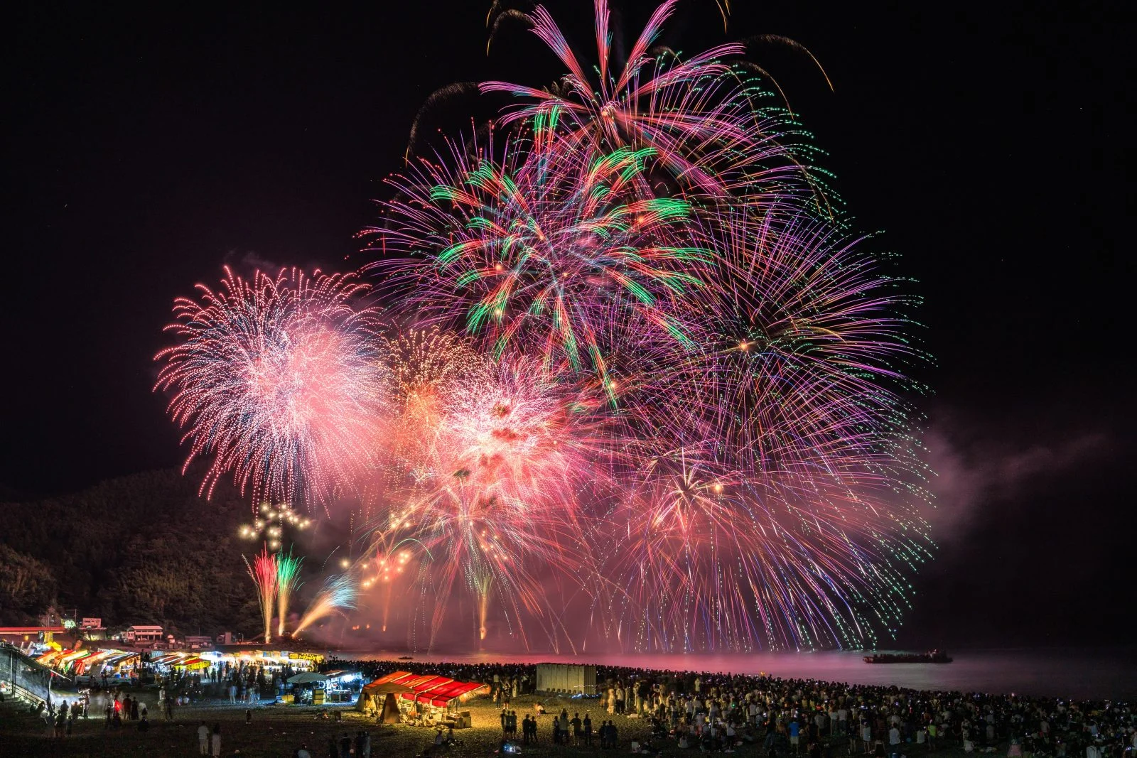 無料壁紙 2025年の鬼ヶ城大仕掛け_ピンク色。PCとデスクトップ壁紙に最適な4K高画質の無料壁紙。三重県熊野市の熊野大花火大会で撮影したフリー写真素材