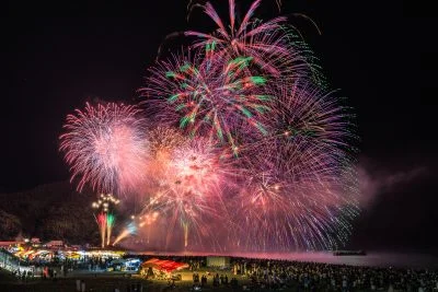 無料壁紙 2025年の鬼ヶ城大仕掛け_ピンク色。PCとデスクトップ壁紙に最適な4K高画質の無料壁紙。三重県熊野市の熊野大花火大会で撮影したフリー写真素材