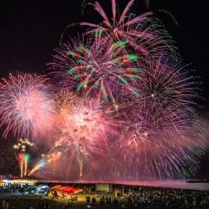 無料壁紙 2025年の鬼ヶ城大仕掛け_ピンク色。PCとデスクトップ壁紙に最適な4K高画質の無料壁紙。三重県熊野市の熊野大花火大会で撮影したフリー写真素材