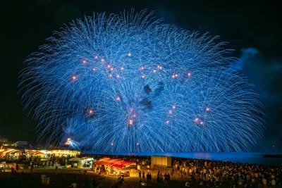 無料壁紙 2025年の青色千輪。PCとデスクトップ壁紙に最適な4K高画質の無料壁紙。三重県熊野市の熊野大花火大会で撮影したフリー写真素材