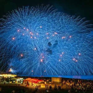 無料壁紙 2025年の青色千輪。PCとデスクトップ壁紙に最適な4K高画質の無料壁紙。三重県熊野市の熊野大花火大会で撮影したフリー写真素材