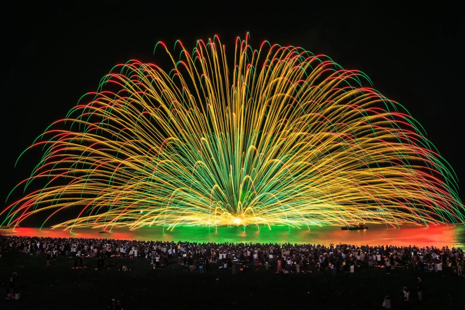 無料壁紙 2025年の三尺玉海上自爆。PCとデスクトップ壁紙に最適な4K高画質の無料壁紙。三重県熊野市の熊野大花火大会で撮影したフリー写真素材