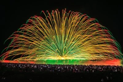 無料壁紙 2025年の三尺玉海上自爆。PCとデスクトップ壁紙に最適な4K高画質の無料壁紙。三重県熊野市の熊野大花火大会で撮影したフリー写真素材