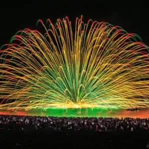 無料壁紙 2025年の三尺玉海上自爆。PCとデスクトップ壁紙に最適な4K高画質の無料壁紙。三重県熊野市の熊野大花火大会で撮影したフリー写真素材