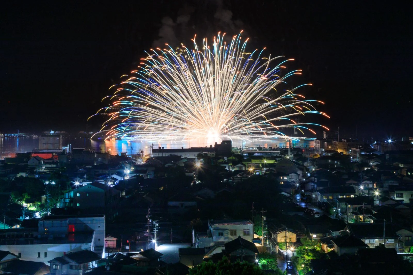 無料壁紙 海上自爆。PCとデスクトップ壁紙に最適な4K高画質の無料壁紙。三重県尾鷲市のおわせ港まつりで撮影したフリー写真素材