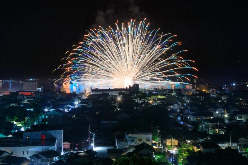 無料壁紙 海上自爆。PCとデスクトップ壁紙に最適な4K高画質の無料壁紙。三重県尾鷲市のおわせ港まつりで撮影したフリー写真素材