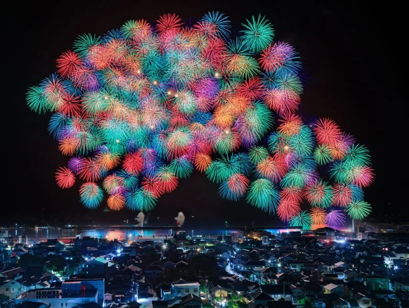 無料壁紙 彩色千輪菊（2022年）。PCとデスクトップ壁紙に最適な4K高画質の無料壁紙。三重県尾鷲市のおわせ港まつりで撮影したフリー写真素材