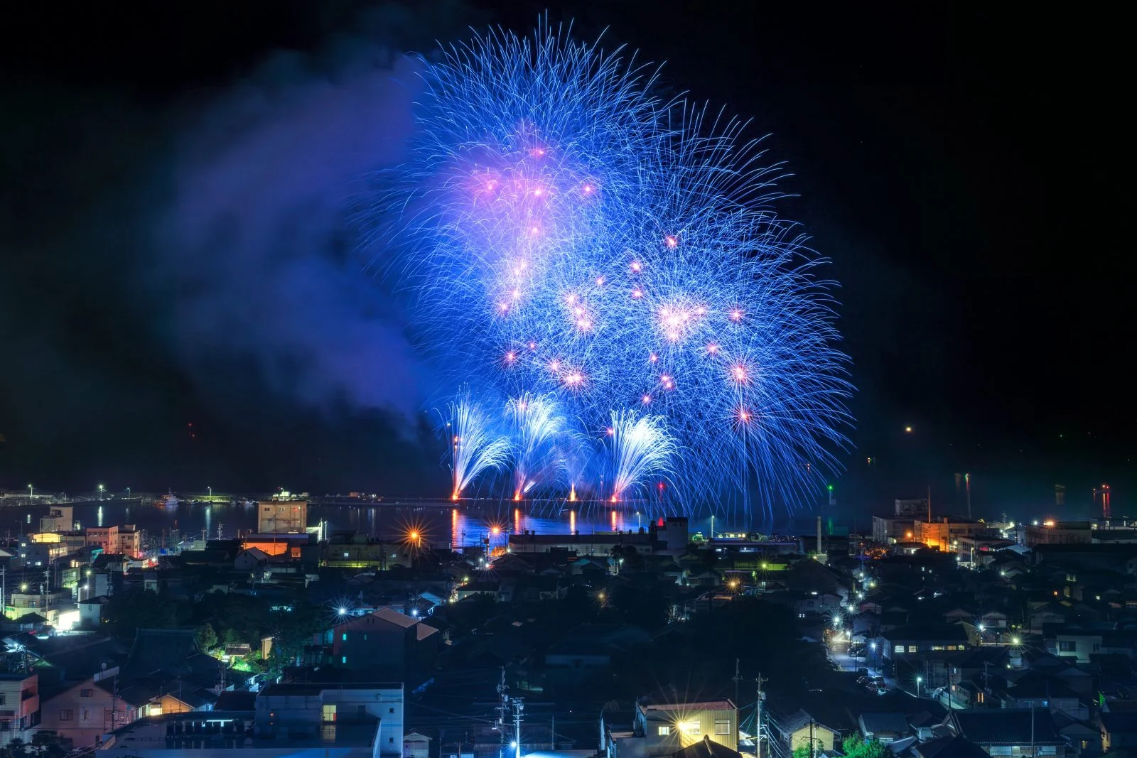 無料壁紙 2024年の青千輪。PCとデスクトップ壁紙に最適な4K高画質の無料壁紙。三重県尾鷲市のおわせ港まつりで撮影したフリー写真素材