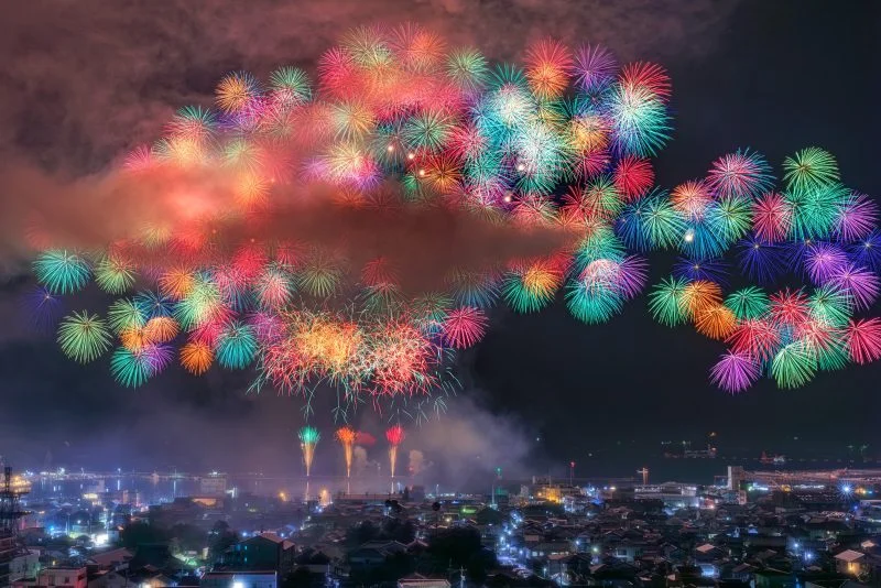 無料壁紙 2024年の彩色千輪菊。PCとデスクトップ壁紙に最適な4K高画質の無料壁紙。三重県尾鷲市のおわせ港まつりで撮影したフリー写真素材