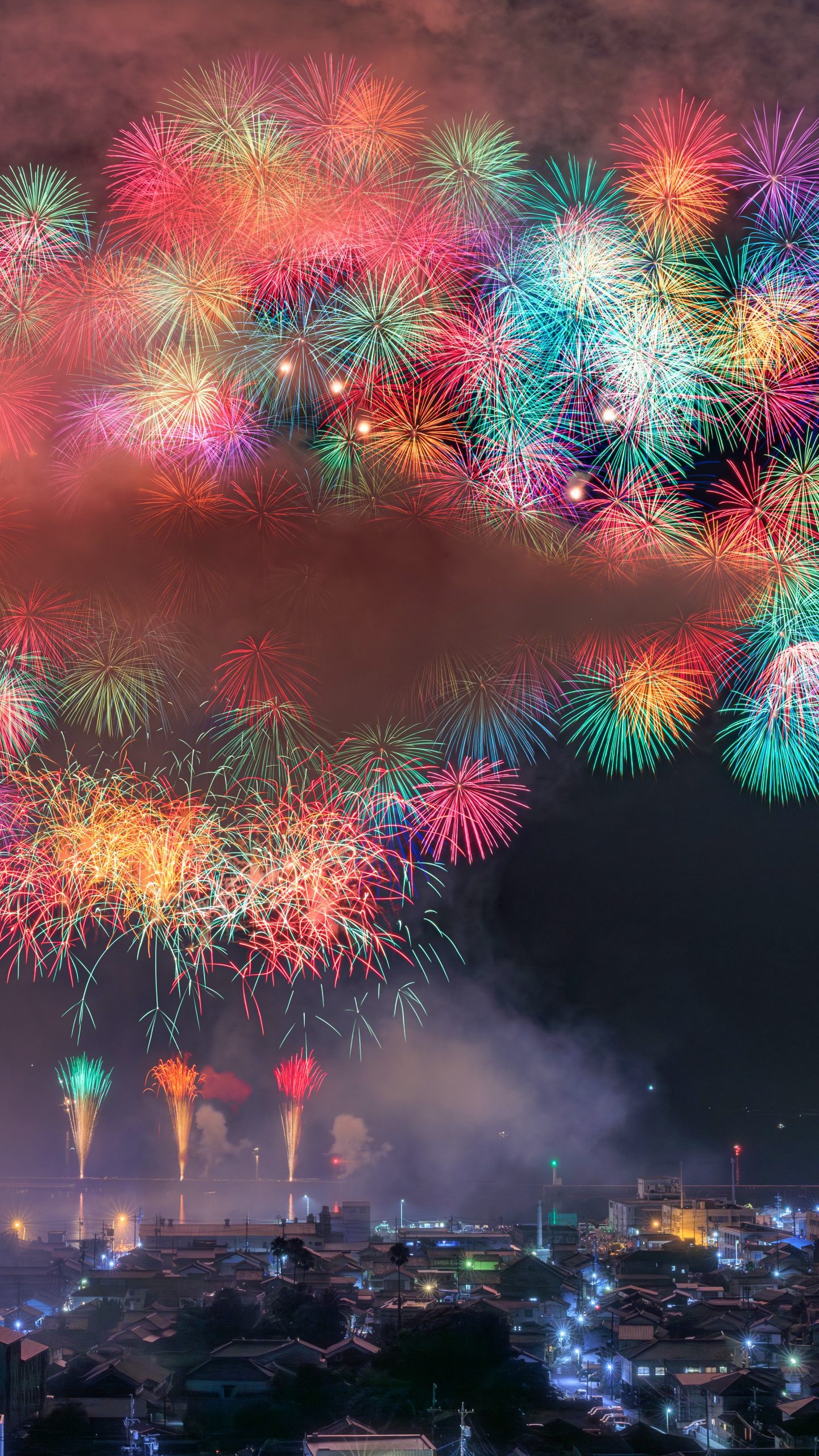 無料壁紙 2024年の彩色千輪菊。PCとデスクトップ壁紙に最適な4K高画質の無料壁紙。三重県尾鷲市のおわせ港まつりで撮影したフリー写真素材