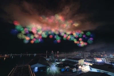 無料壁紙 漁港から眺める彩色千輪菊（2024年版）。PCとデスクトップ壁紙に最適な4K高画質の無料壁紙。三重県尾鷲市のおわせ港まつりで撮影したフリー写真素材