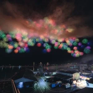 無料壁紙 漁港から眺める彩色千輪菊（2024年版）。PCとデスクトップ壁紙に最適な4K高画質の無料壁紙。三重県尾鷲市のおわせ港まつりで撮影したフリー写真素材