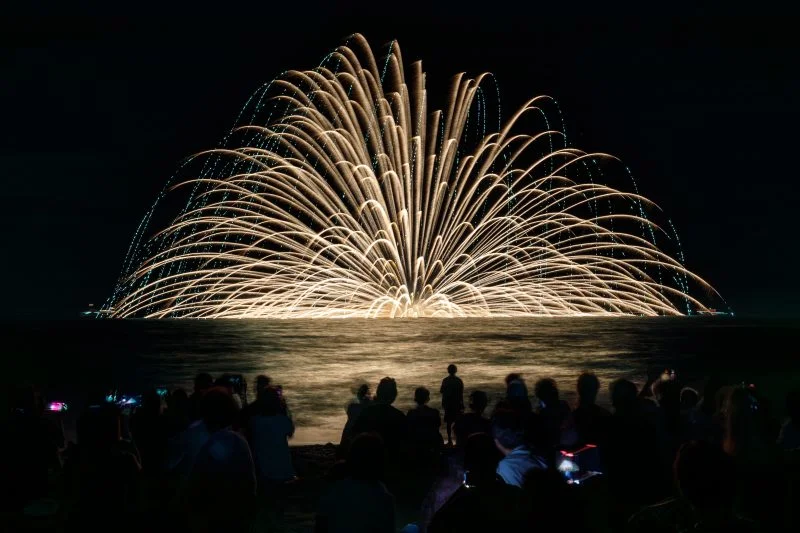 無料壁紙 2023年の４尺玉海上自爆。PCとデスクトップ壁紙に最適な4K高画質の無料壁紙。三重県鈴鹿市の鈴鹿げんき花火大会で撮影したフリー写真素材