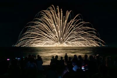 無料壁紙 2023年の４尺玉海上自爆。PCとデスクトップ壁紙に最適な4K高画質の無料壁紙。三重県鈴鹿市の鈴鹿げんき花火大会で撮影したフリー写真素材