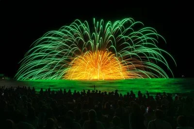 無料壁紙 緑色の海上自爆。PCとデスクトップ壁紙に最適な4K高画質の無料壁紙。三重県鈴鹿市の鈴鹿げんき花火大会で撮影したフリー写真素材