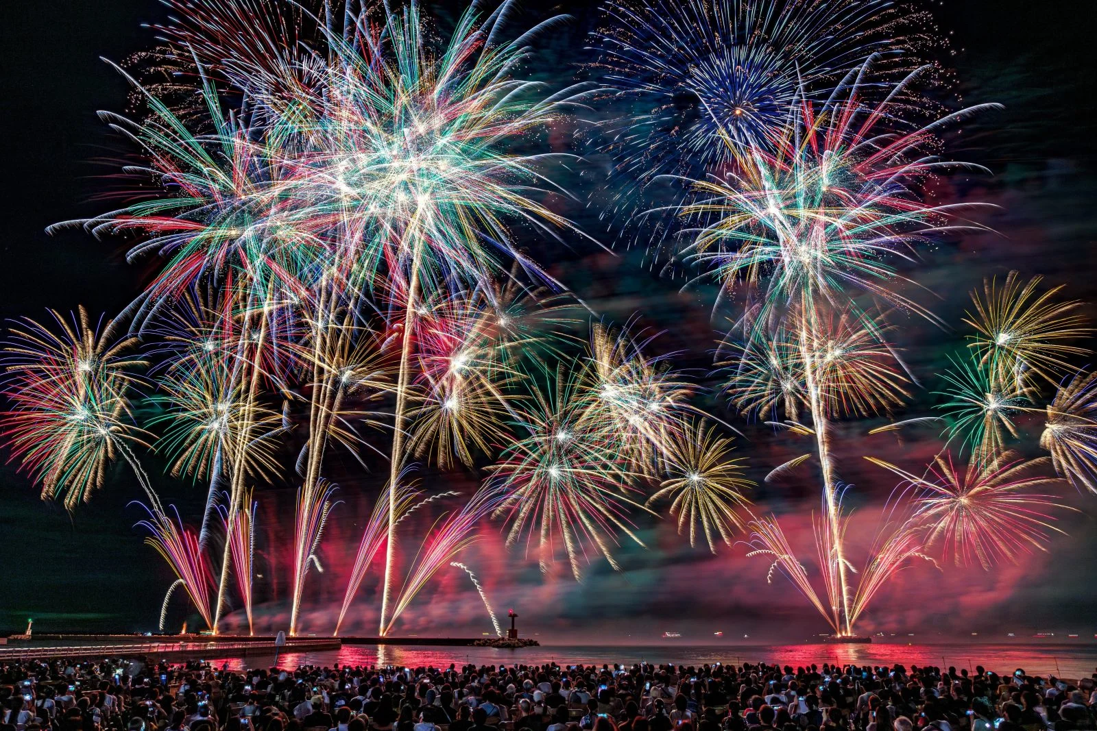 無料壁紙 彩り豊かな連発花火。PCとデスクトップ壁紙に最適な4K高画質の無料壁紙。三重県鈴鹿市の鈴鹿げんき花火大会で撮影したフリー写真素材