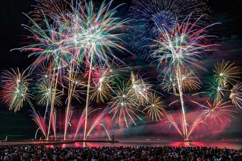 無料壁紙 彩り豊かな連発花火。PCとデスクトップ壁紙に最適な4K高画質の無料壁紙。三重県鈴鹿市の鈴鹿げんき花火大会で撮影したフリー写真素材