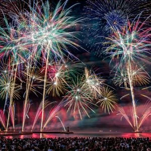 無料壁紙 彩り豊かな連発花火。PCとデスクトップ壁紙に最適な4K高画質の無料壁紙。三重県鈴鹿市の鈴鹿げんき花火大会で撮影したフリー写真素材