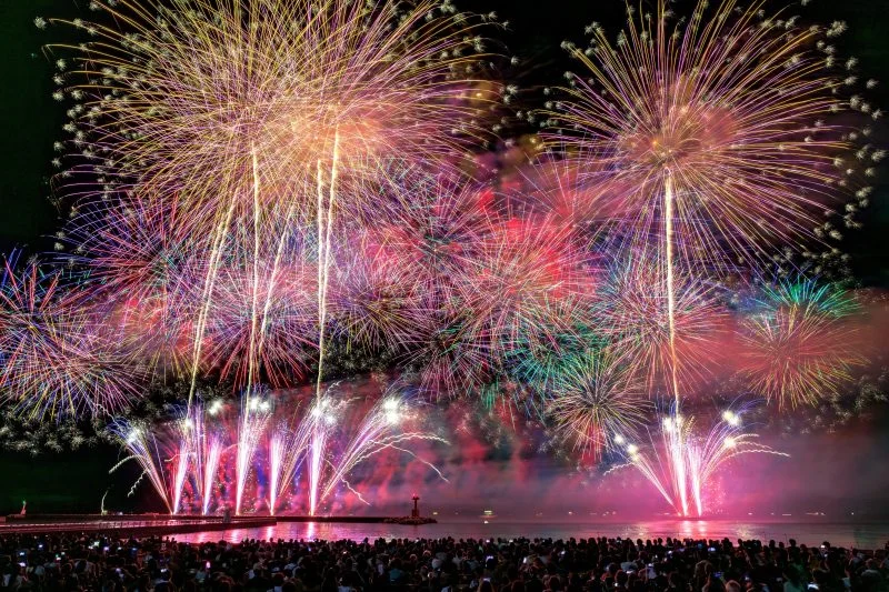 無料壁紙 賑やかな連発花火。PCとデスクトップ壁紙に最適な4K高画質の無料壁紙。三重県鈴鹿市の鈴鹿げんき花火大会で撮影したフリー写真素材