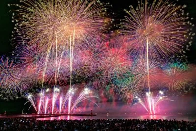 無料壁紙 賑やかな連発花火。PCとデスクトップ壁紙に最適な4K高画質の無料壁紙。三重県鈴鹿市の鈴鹿げんき花火大会で撮影したフリー写真素材