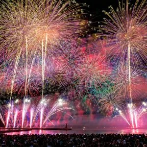 無料壁紙 賑やかな連発花火。PCとデスクトップ壁紙に最適な4K高画質の無料壁紙。三重県鈴鹿市の鈴鹿げんき花火大会で撮影したフリー写真素材