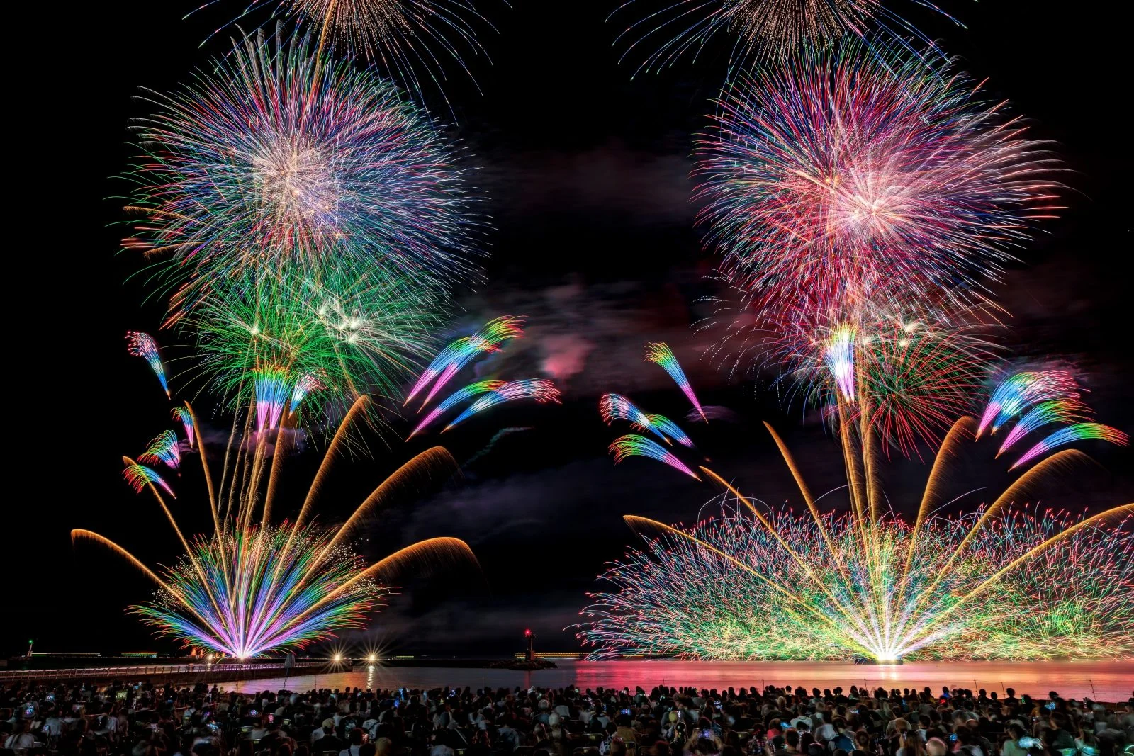 無料壁紙 海上花火と虹色の花火。PCとデスクトップ壁紙に最適な4K高画質の無料壁紙。三重県鈴鹿市の鈴鹿げんき花火大会で撮影したフリー写真素材