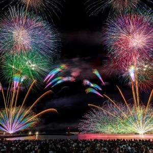 無料壁紙 海上花火と虹色の花火。PCとデスクトップ壁紙に最適な4K高画質の無料壁紙。三重県鈴鹿市の鈴鹿げんき花火大会で撮影したフリー写真素材