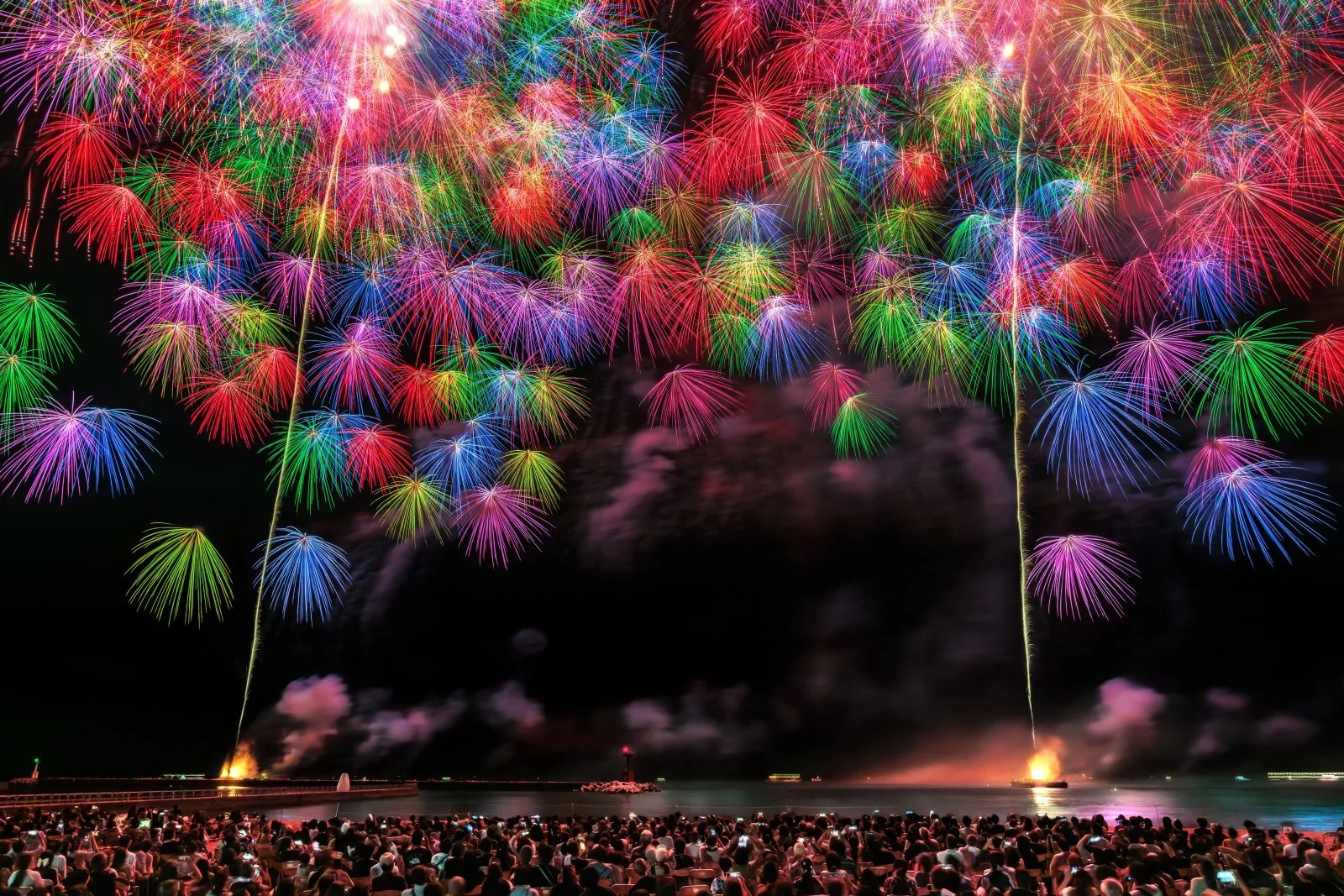 無料壁紙 会場を包み込む彩色千輪菊。PCとデスクトップ壁紙に最適な4K高画質の無料壁紙。三重県鈴鹿市の鈴鹿げんき花火大会で撮影したフリー写真素材