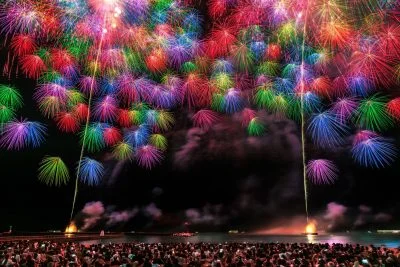 無料壁紙 会場を包み込む彩色千輪菊。PCとデスクトップ壁紙に最適な4K高画質の無料壁紙。三重県鈴鹿市の鈴鹿げんき花火大会で撮影したフリー写真素材