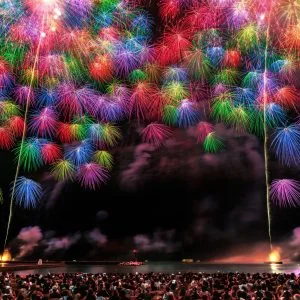 無料壁紙 会場を包み込む彩色千輪菊。PCとデスクトップ壁紙に最適な4K高画質の無料壁紙。三重県鈴鹿市の鈴鹿げんき花火大会で撮影したフリー写真素材