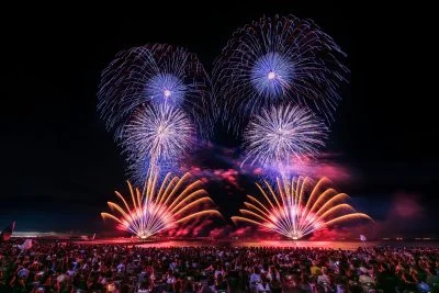 無料壁紙 青のスターマイン。PCとデスクトップ壁紙に最適な4K高画質の無料壁紙。三重県鈴鹿市の鈴鹿げんき花火大会で撮影したフリー写真素材