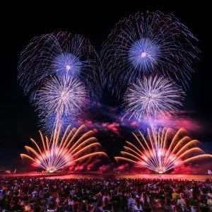 無料壁紙 青のスターマイン。PCとデスクトップ壁紙に最適な4K高画質の無料壁紙。三重県鈴鹿市の鈴鹿げんき花火大会で撮影したフリー写真素材