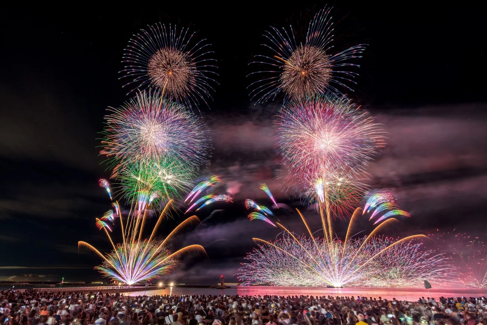 無料壁紙 大迫力の喧嘩花火。PCとデスクトップ壁紙に最適な4K高画質の無料壁紙。三重県鈴鹿市の鈴鹿げんき花火大会で撮影したフリー写真素材