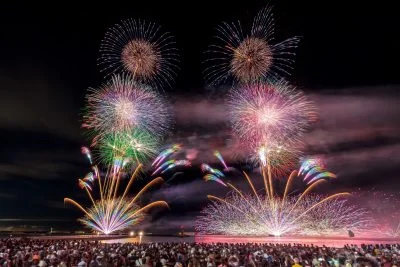 無料壁紙 大迫力の喧嘩花火。PCとデスクトップ壁紙に最適な4K高画質の無料壁紙。三重県鈴鹿市の鈴鹿げんき花火大会で撮影したフリー写真素材