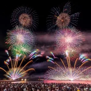 無料壁紙 大迫力の喧嘩花火。PCとデスクトップ壁紙に最適な4K高画質の無料壁紙。三重県鈴鹿市の鈴鹿げんき花火大会で撮影したフリー写真素材