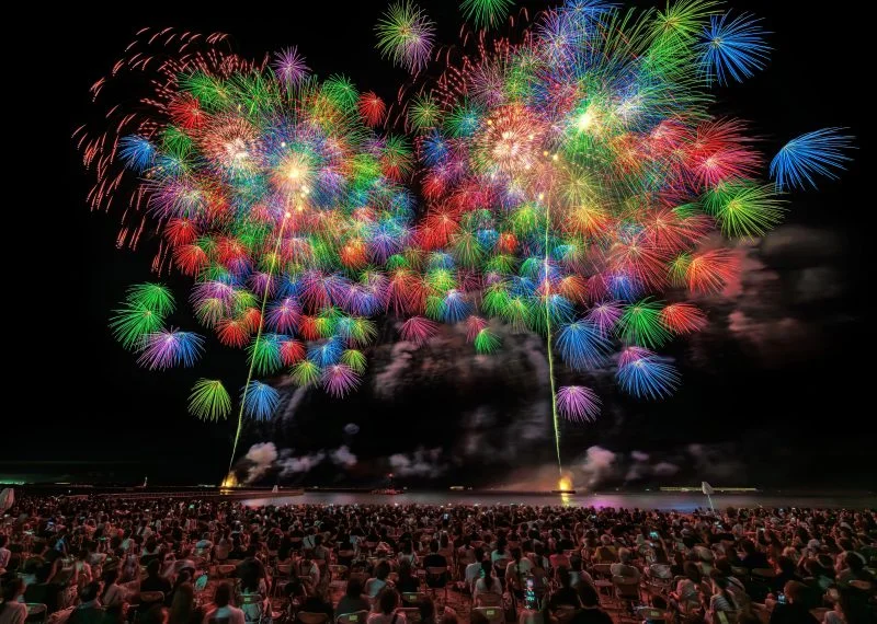 無料壁紙 2025年の彩色千輪菊。PCとデスクトップ壁紙に最適な4K高画質の無料壁紙。三重県鈴鹿市の鈴鹿げんき花火大会で撮影したフリー写真素材