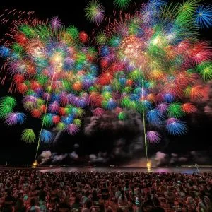 無料壁紙 2025年の彩色千輪菊。PCとデスクトップ壁紙に最適な4K高画質の無料壁紙。三重県鈴鹿市の鈴鹿げんき花火大会で撮影したフリー写真素材