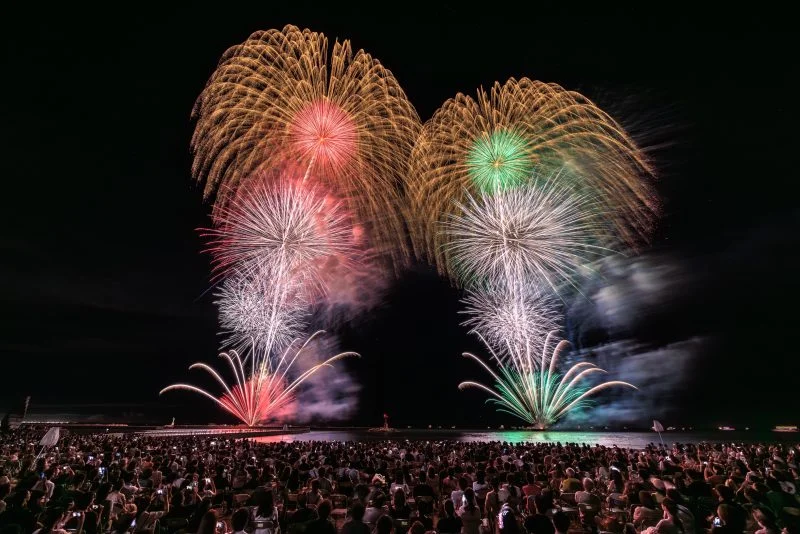 無料壁紙 クリスマスカラーの花火。PCとデスクトップ壁紙に最適な4K高画質の無料壁紙。三重県鈴鹿市の鈴鹿げんき花火大会で撮影したフリー写真素材