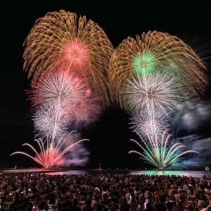 無料壁紙 クリスマスカラーの花火。PCとデスクトップ壁紙に最適な4K高画質の無料壁紙。三重県鈴鹿市の鈴鹿げんき花火大会で撮影したフリー写真素材